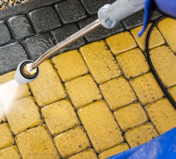 Renset indkørsel efter fliserens